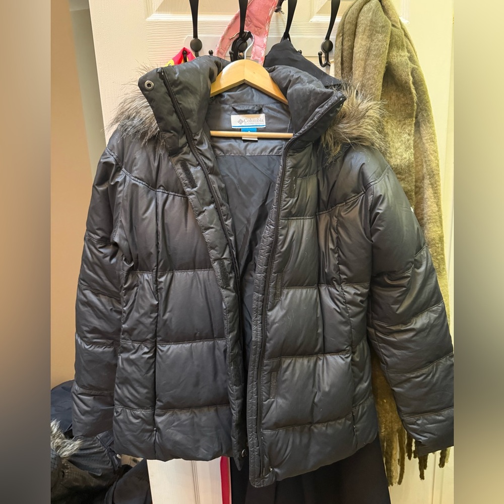 Columbia Women’s Black Quilted Puffer Coat with Faux Fur Hood Trim